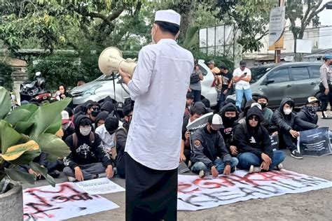 Sidang Vonis Irfan Suryanagara Di PN Bale Bandung Diwarnai Aksi Unjuk