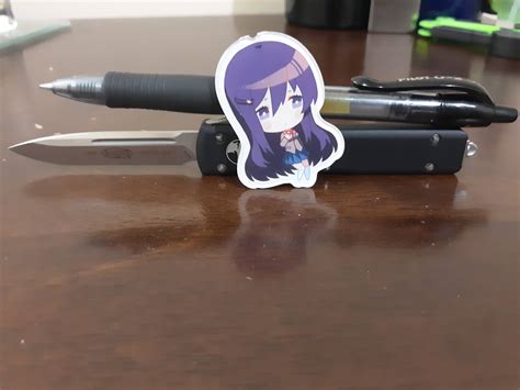 Sharing a new knife with Yuri : DDLC