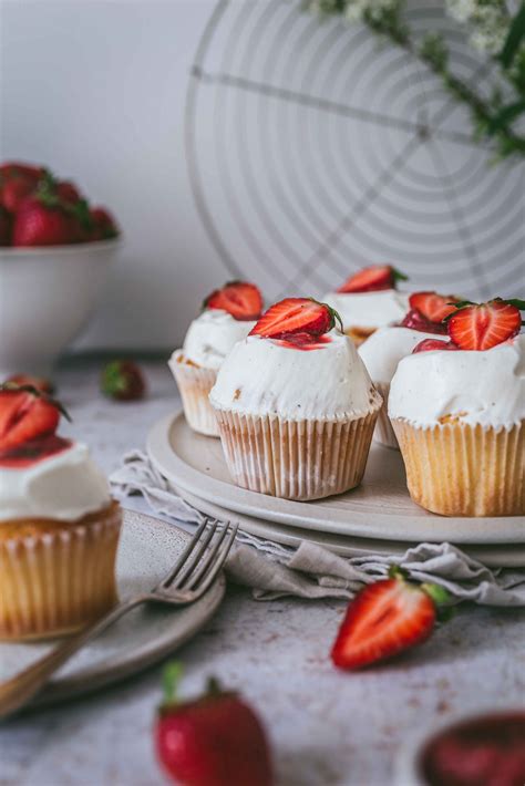 Luftige Erdbeer Cupcakes Mit Joghurt Frosting La Crema