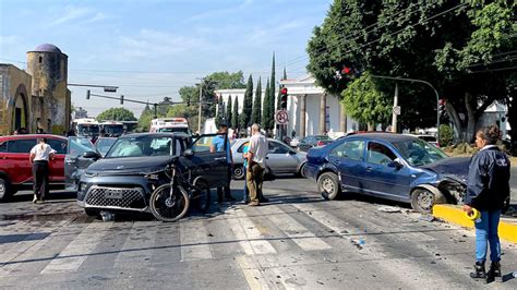 Choque de tres autos deja dos lesionados frente al Panteón Municipal