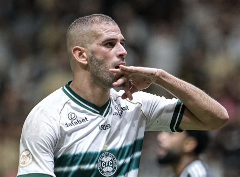 Br Sil Slimani Donne La Victoire Chez Latletico Mineiro