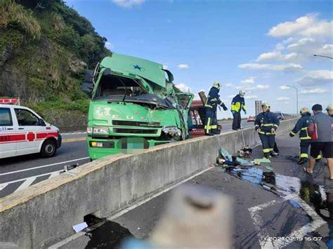 貨櫃車濱海公路貢寮段翻車 車頭撞爛駕駛送醫不治 社會 中時