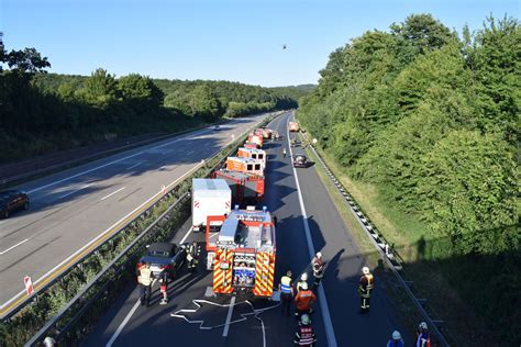 Pol Hi Schwerer Verkehrsunfall Auf Der A Bei Hildesheim Mit