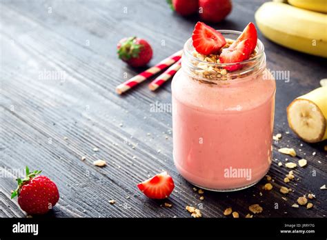 Batido De Fresa Y Pl Tano Con Granola Casera Desayuno Saludable O