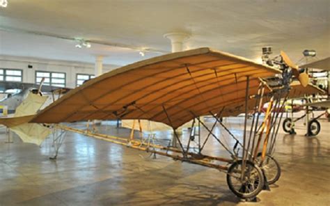 Exposição apresenta trabalhos e avião de Santos Dumont Misto Brasil