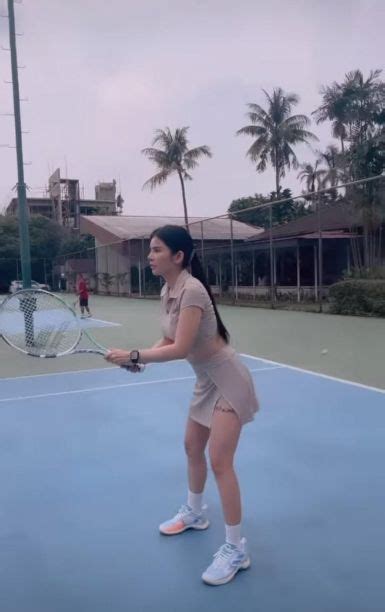 Potret Maria Vania Main Tenis Sambil Pamer Body Seksi Sukses Bikin