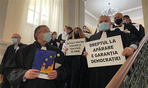 VIDEO Protest al avocaților din Baroul Alba la Curtea de Apel pentru o