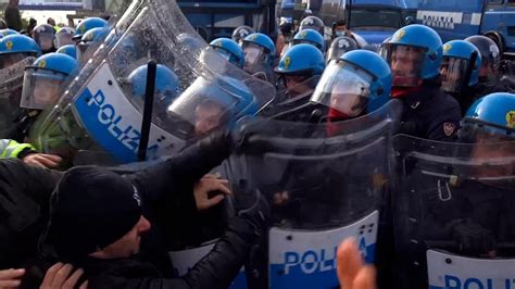 Trieste Sale La Tensione Cariche Della Polizia Contro I Manifestanti