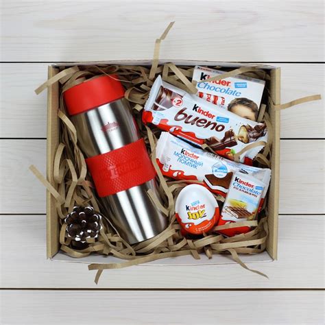 В комплект входит: Термокружка Peterhof, киндер шоколад… | Подарочная ...