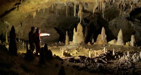 L homme de Néandertal explorait déjà des grottes il y a 176 500 ans