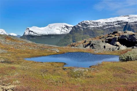 Lago Azul Enclavado En Las Monta As Noruegas Cubiertas De Nieve En La