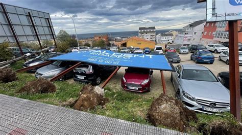 Los Fuertes Vientos Tiran Encima De Varios Coches Una Valla