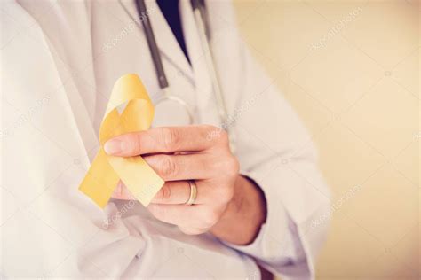 Manos Del Doctor Sosteniendo Cinta De Oro Amarillo Conciencia Del