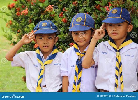 Saludo De Boy Scout Al Maestro De Scouts Foto Editorial Imagen De