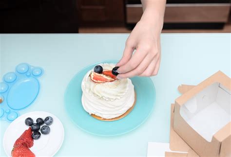 Mujer Pastelera En Casa Haciendo Los Toques Finales Para El Pastel De