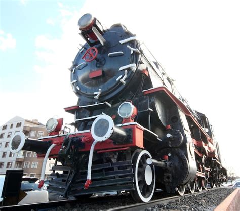 Locomotiva de trem a vapor velha na estação Foto Premium