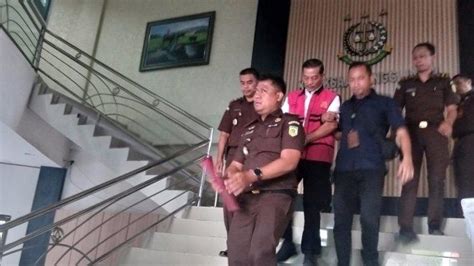 Penampakan Dirut Bank Jambi Digiring Jaksa Atas Kasus Korupsi Gagal