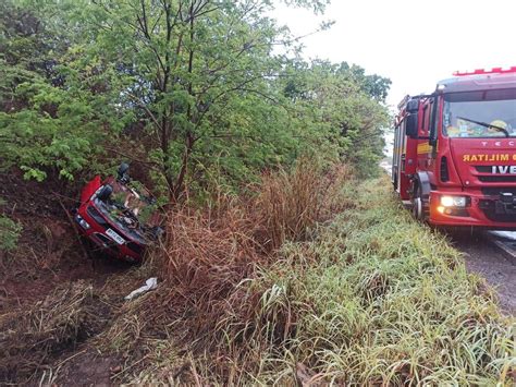 Após aquaplanar carro capota e deixa quatro feridos na MGC 122 O Tempo