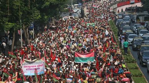 10,000 farmers in Mumbai after walking 40 km, give ‘wake up’ call to govt | Mumbai news ...