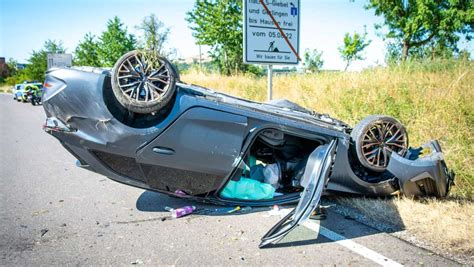 Unfall Bei Stuttgart Weilimdorf J Hriger Kracht Mit Auto Gegen Baum