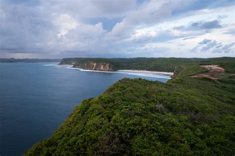 pantai teluk ujung  mandalika