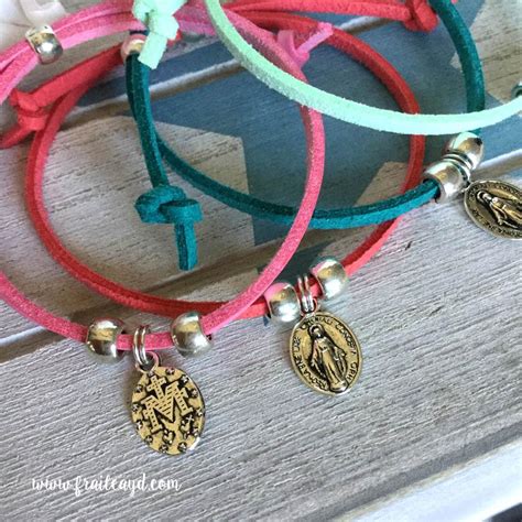 Artesanal Exclusivo Pack 25 Pulseras Antelina Medalla Virgen Milagrosa