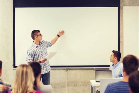 Educación escuela secundaria tecnología y concepto de personas