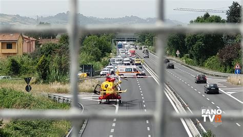 Scontro Tra Un Auto E Una Vespa In Superstrada A Bellocchi Enne