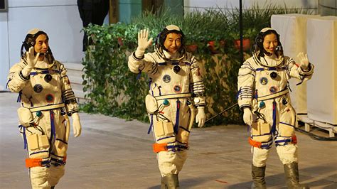 Astronautas Chinos De La Shenzhou Llegan A Estaci N Espacial