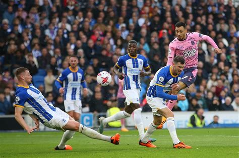 Brighton con Moisés Caicedo y Pervis Estupiñán titulares sufre