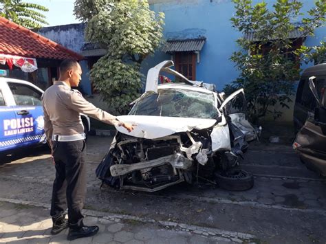 Mobil Tertabrak Ka Di Perlintasan Tanpa Palang Di Kediri Penumpangnya