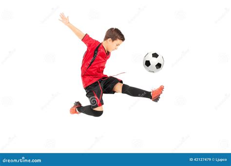 Jogador De Futebol Júnior Que Retrocede Uma Bola Imagem de Stock