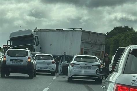 Sainte Suzanne Impressionnant Accident Entre Un Poids Lourd Et Une