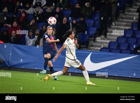 Sakina Karchaoui Defensora Del Paris Saint Germain Izquierda Lanza