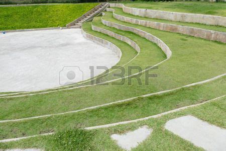 Asiento Con Gradas Del Anfiteatro Y Escenario Al Aire Libre Foto De