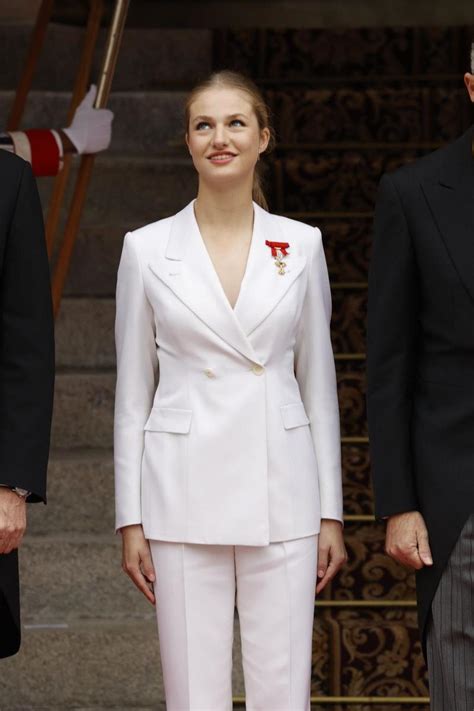 Princesa Leonor El Traje Blanco Que Comparte Con Su Madre En La Jura De La Constitución