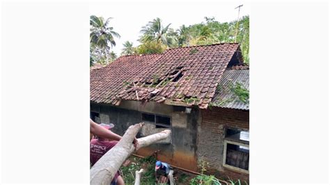 Tertimpa Pohon Genteng Rumah Warga Pangandaran Hancur