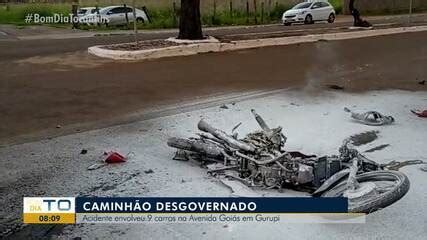 VÍDEO Caminhão desgovernado atinge nove veículos em avenida e faz moto