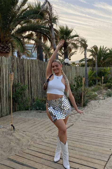 34 Bomb AF Vacation Outfits To Make Your Insta Feed Pop