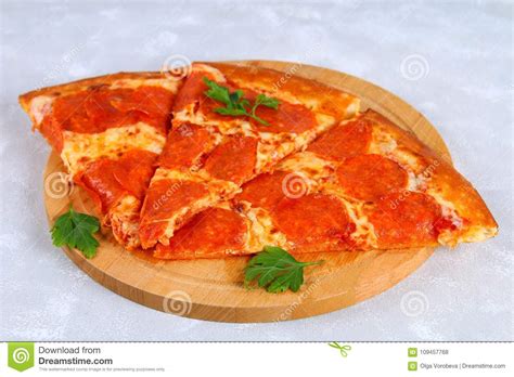 Pizza Con Las Salchichas De Los Salchichones La Salsa De Tomate Y El