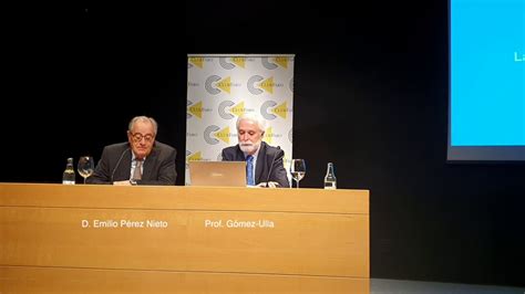 D Emilio Pérez Nieto presenta al Prof Gómez Ulla antes de su charla