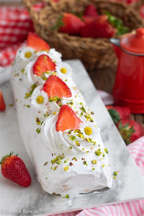 Rotolo Di Pavesini Con Fragole E Panna Torta Senza Cottura