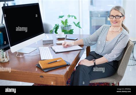 Occupé à faire tous ses grands plans pour la réussite Portrait d une femme d affaires mature