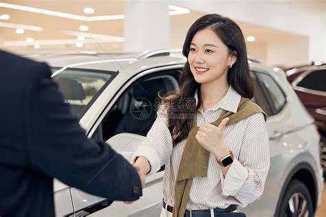 女性在汽车4s店试驾新能源汽车高清图片下载 正版图片507607458 摄图网