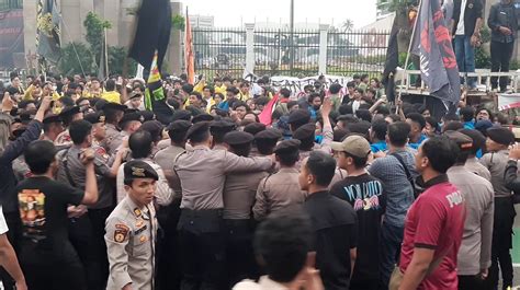 Ricuh Jalan Di Depan Gedung Dpr Ditutup Massa Demo Tolak Perpu Ciptaker