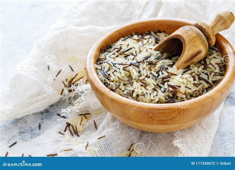 Mezcla De Arroz Blanco Y Salvaje En Un Cuenco De Madera Foto De Archivo