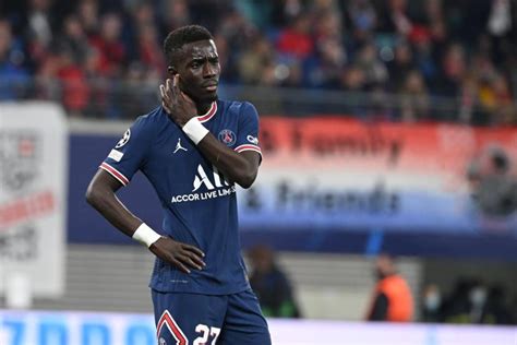 Gana Guèye n est pas encore un joueur d Everton il reste parisien