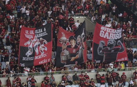 Fechado O Gabigol Torcida Do Flamengo Leva Bandeira De Apoio Ao