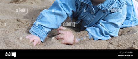 Aufeinander Liegen Strand Kind Fotos Und Bildmaterial In Hoher