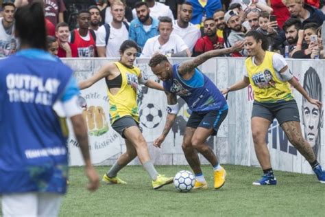 Conheça a garota que driblou o Neymar em torneio de futebol